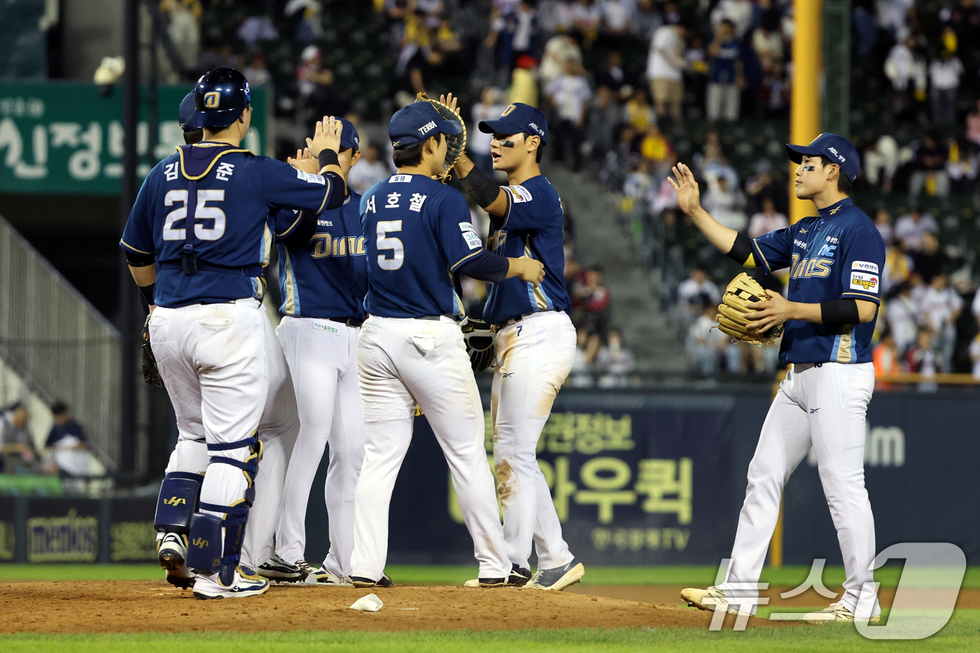 (서울=뉴스1) 황기선 기자 = 1일 오후 서울 송파구 잠실야구장에서 열린 프로야구 2025 신한 SOL 뱅크 KBO 리그 NC 다이노스와 LG 트윈스의 경기에서 7대3으로 승리한 …