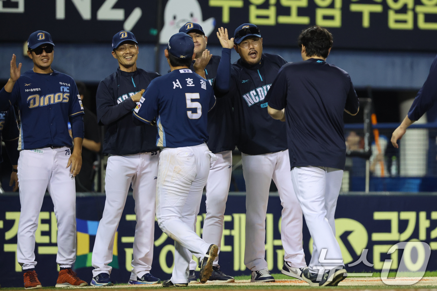 (서울=뉴스1) 황기선 기자 = 1일 오후 서울 송파구 잠실야구장에서 열린 프로야구 2025 신한 SOL 뱅크 KBO 리그 NC 다이노스와 LG 트윈스의 경기에서 7대3으로 승리한 …