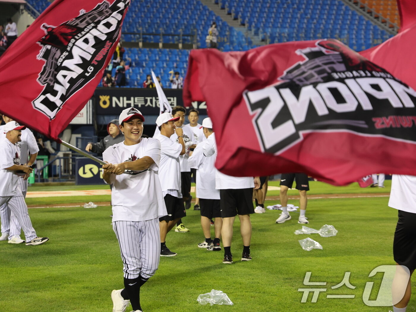 본문 이미지 - 2년 만에 프로야구 정규시즌 우승을 확정한 LG 트윈스 선수들이 1일 서울 송파구 잠실야구장에서 우승 세리머니를 하고 있다. 한국시리즈에 직행한 LG는 구단 사상 4번째 통합우승에 도전한다. 2025.10.1/뉴스1 ⓒ News1 황기선 기자