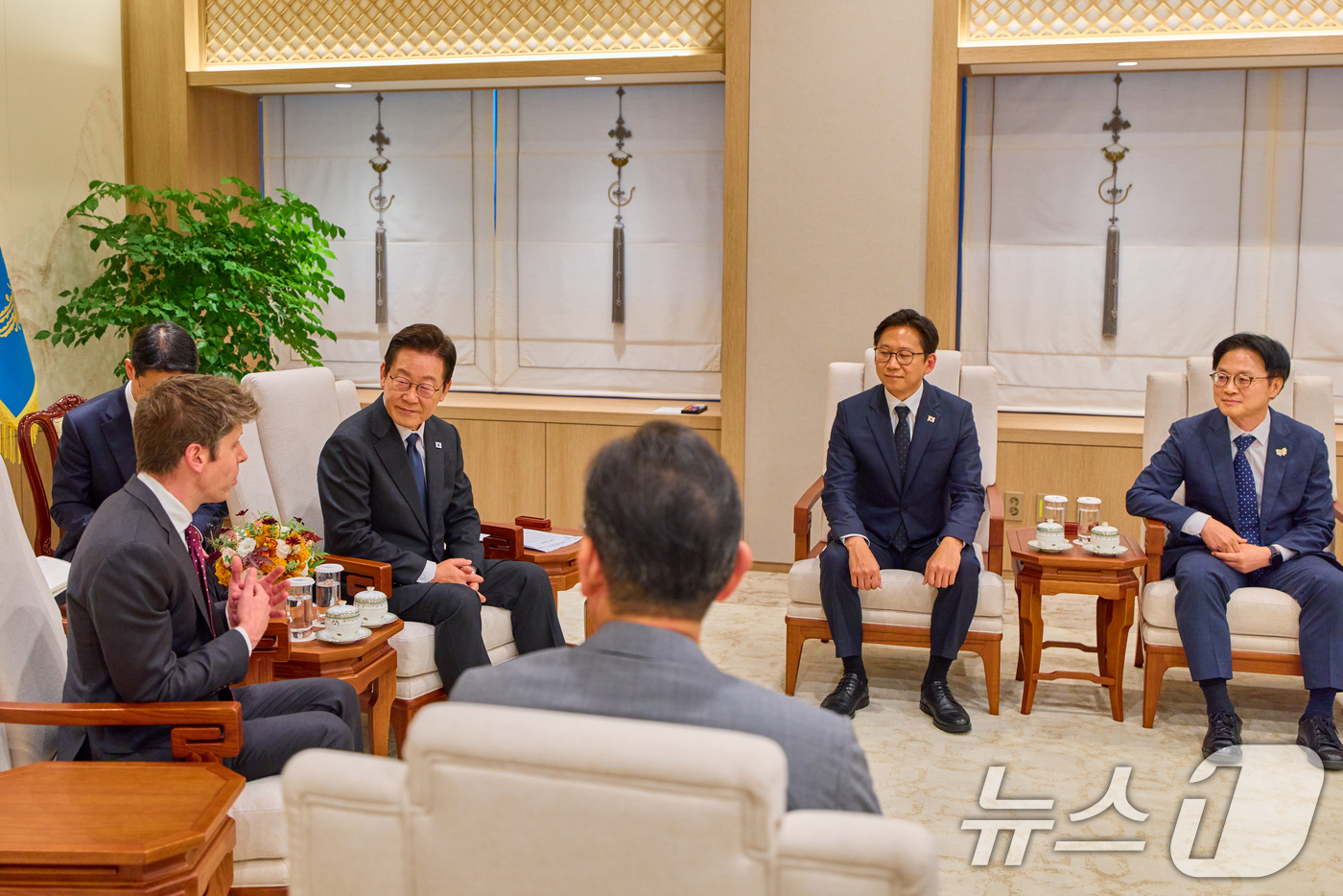 (서울=뉴스1) 허경 기자 = 이재명 대통령이 1일 서울 용산 대통령실 청사에서 샘 올트먼 오픈AI 대표를 접견하고 있다. (대통령실 제공. 재판매 및 DB 금지) 2025.10. …