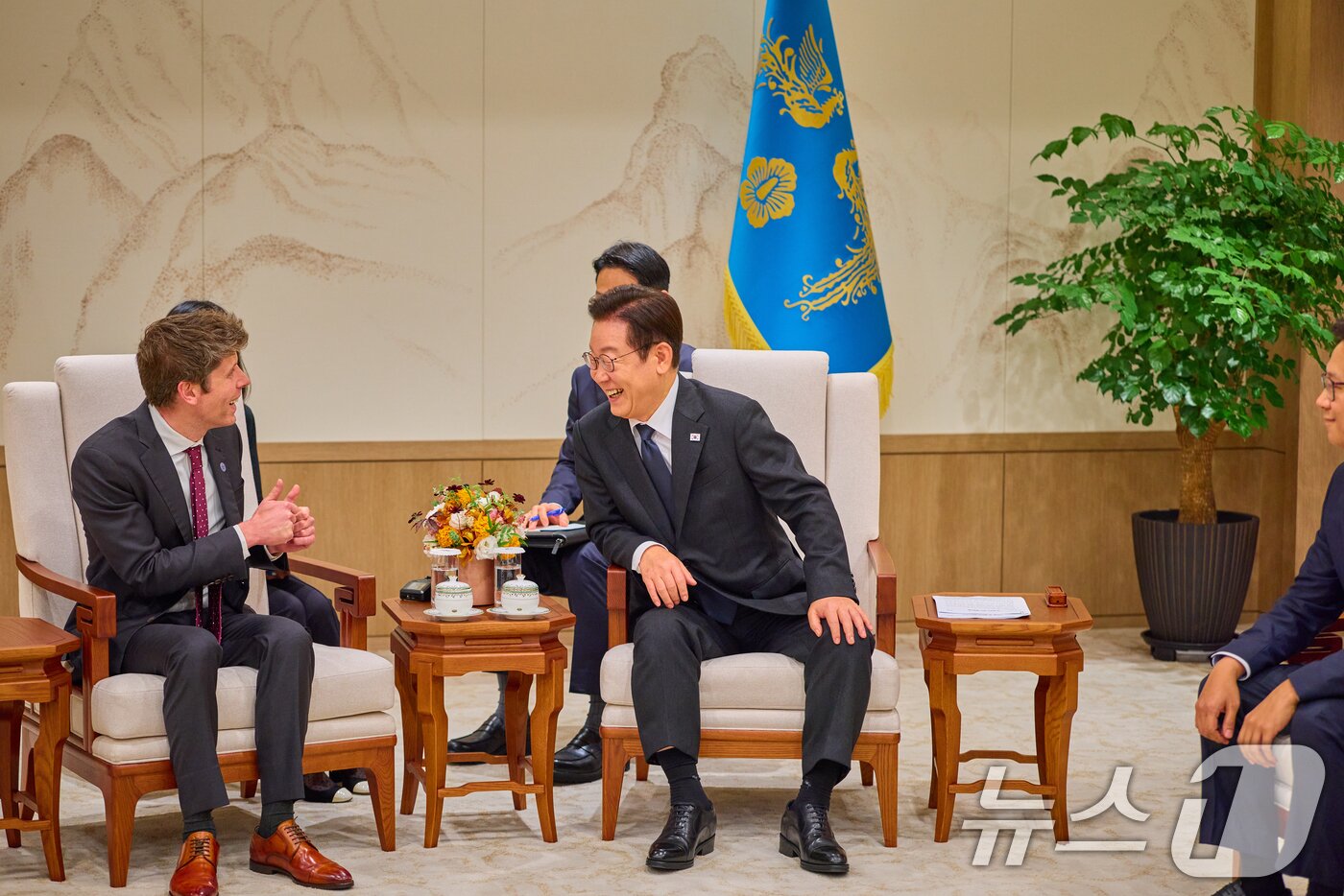 본문 이미지 - 이재명 대통령이 1일 서울 용산 대통령실 청사에서 샘 올트먼 오픈AI 대표를 접견하고 있다. (대통령실 제공. 재판매 및 DB 금지) 2025.10.1/뉴스1 ⓒ News1 허경 기자