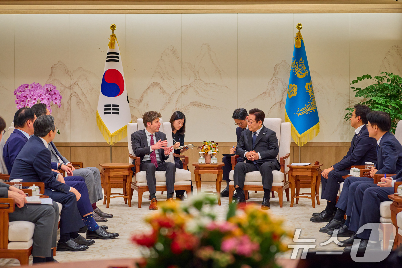 (서울=뉴스1) 허경 기자 = 이재명 대통령이 1일 서울 용산 대통령실 청사에서 샘 올트먼 오픈AI 대표를 접견하고 있다. (대통령실 제공. 재판매 및 DB 금지) 2025.10. …