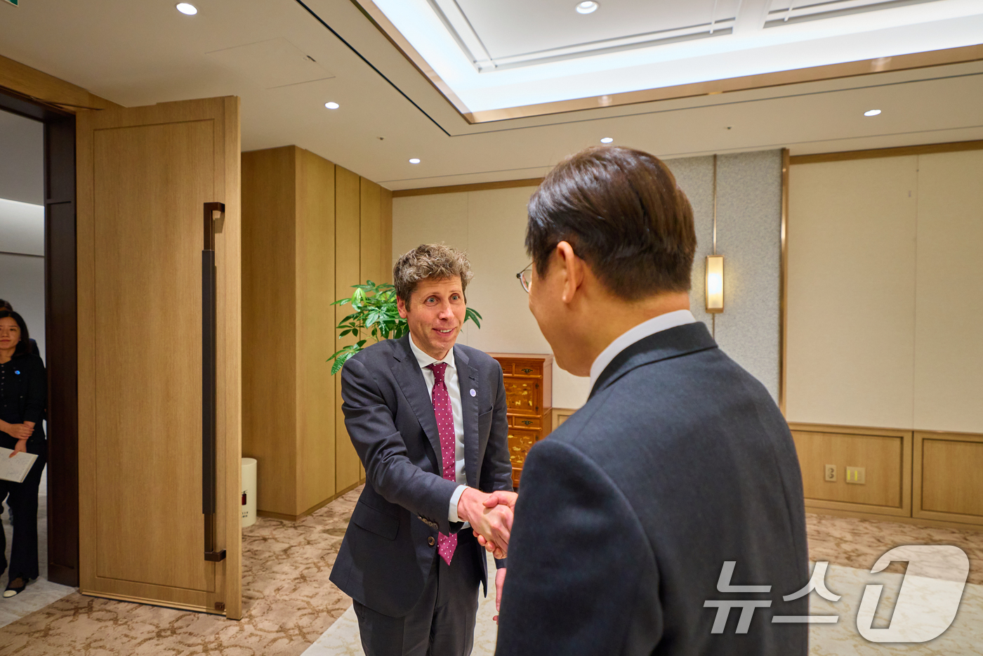 (서울=뉴스1) 허경 기자 = 이재명 대통령이 1일 서울 용산 대통령실 청사에서 샘 올트먼 오픈AI 대표를 접견하고 있다. (대통령실 제공. 재판매 및 DB 금지) 2025.10. …