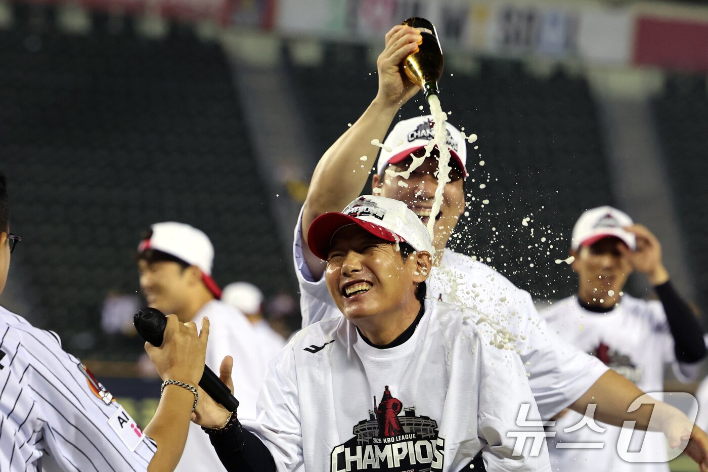 본문 이미지 - 2년 만에 프로야구 정규시즌 우승을 확정한 염경엽 LG 트윈스 감독이 1일 서울 송파구 잠실야구장에서 소감을 밝힌 후 샴페인 세례를 받고 있다. ⓒ News1 황기선 기자