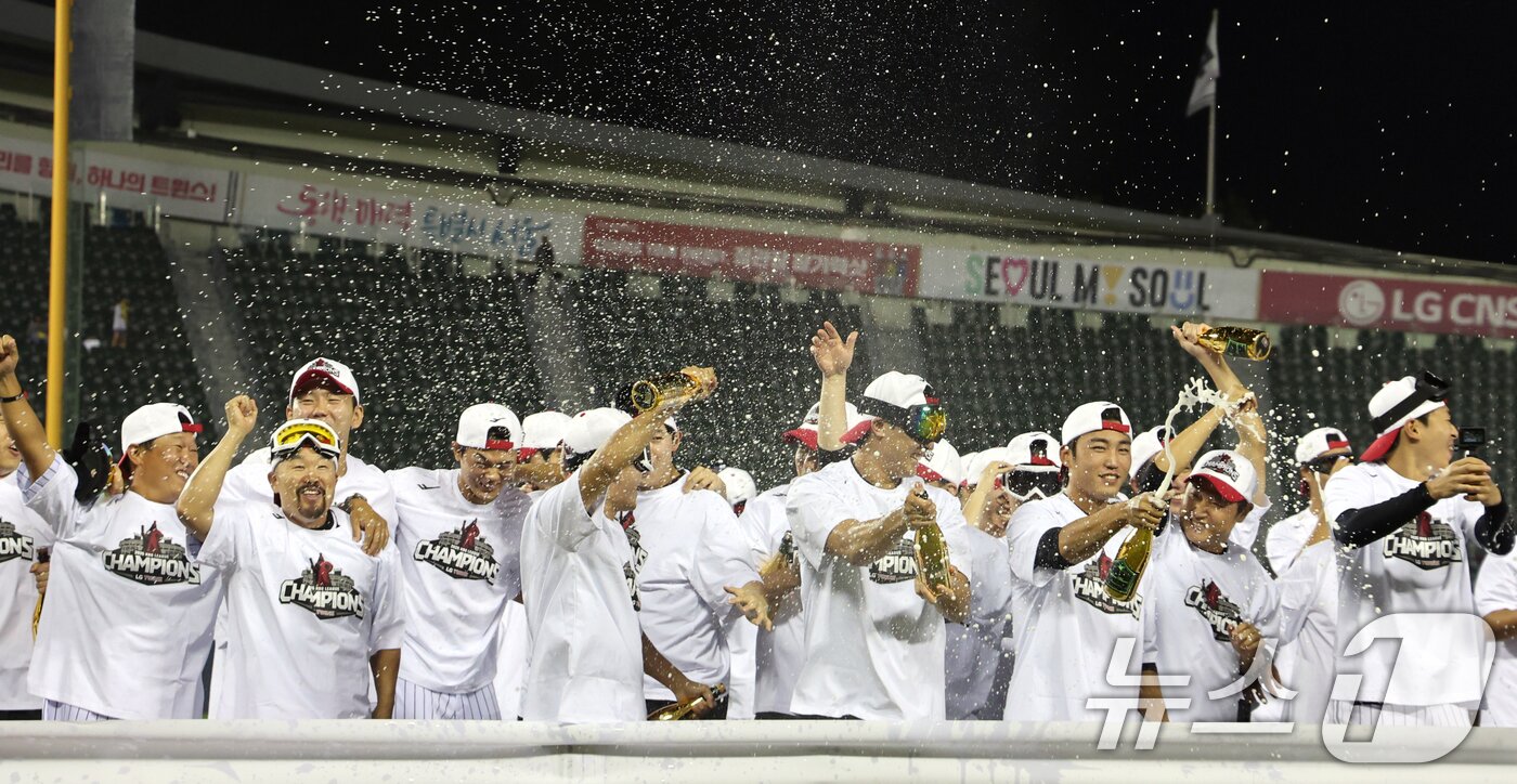 본문 이미지 - 2년 만에 프로야구 정규시즌 우승을 확정한 LG 트윈스 선수들이 1일 서울 송파구 잠실야구장에서 우승 세리머니를 하고 있다. 한국시리즈에 직행한 LG는 구단 사상 4번째 통합우승에 도전한다. 2025.10.1/뉴스1 ⓒ News1 황기선 기자