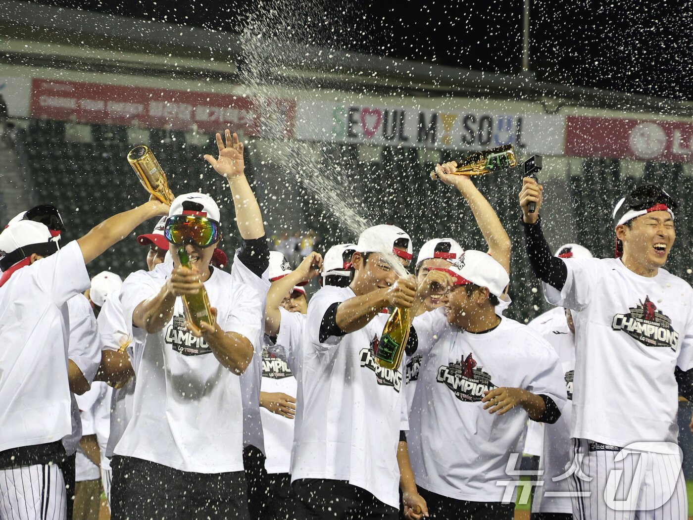 본문 이미지 - 2년 만에 프로야구 정규시즌 우승을 확정한 LG 트윈스 선수들이 1일 서울 송파구 잠실야구장에서 우승 세리머니를 하고 있다. 한국시리즈에 직행한 LG는 구단 사상 4번째 통합우승에 도전한다. 2025.10.1/뉴스1 ⓒ News1 황기선 기자