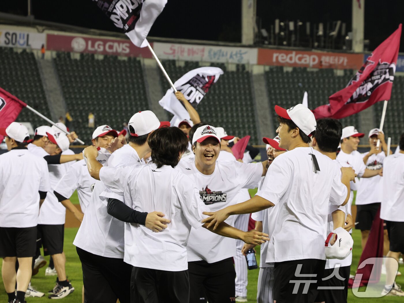 본문 이미지 - 2년 만에 프로야구 정규시즌 우승을 확정한 LG 트윈스 선수들이 1일 서울 송파구 잠실야구장에서 우승 세리머니를 하고 있다. 한국시리즈에 직행한 LG는 구단 사상 4번째 통합우승에 도전한다. ⓒ News1 황기선 기자