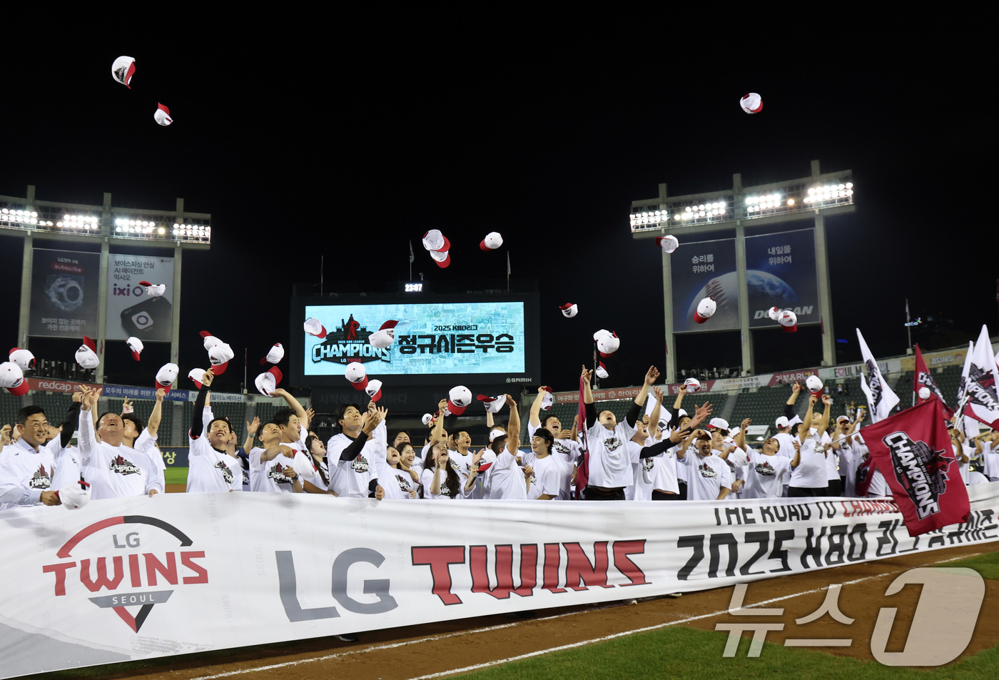 (서울=뉴스1) 황기선 기자 = 2년 만에 프로야구 정규시즌 우승을 확정한 LG 트윈스 선수들이 1일 서울 송파구 잠실야구장에서 우승 세리머니를 하고 있다. 한국시리즈에 직행한 L …