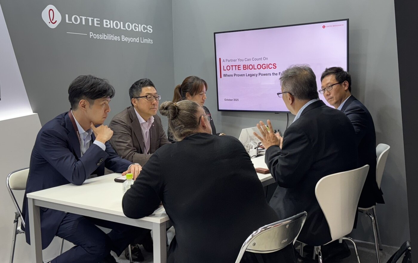 Shin Yoo-yeol, Head of Global Strategy and Future Growth at Lotte Biologics &#40;from left&#41;, CEO James Park, and Lotte Biologics executives are holding a business meeting &#40;Provided by Lotte Biologics&#41; / News1