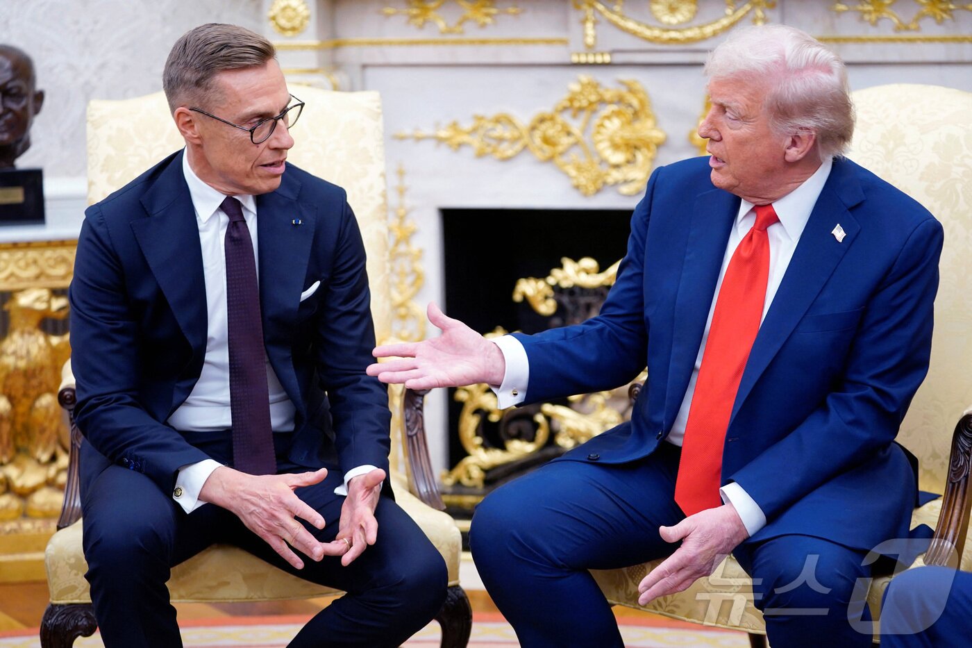 본문 이미지 - 도널드 트럼프 미국 대통령이 9일&#40;현지시간&#41; 워싱턴DC 백악관에서 알렉산데르 스투브 핀란드 대통령과 회담하고 있다. 2025.10.09. ⓒ 로이터=뉴스1 ⓒ News1 류정민 특파원