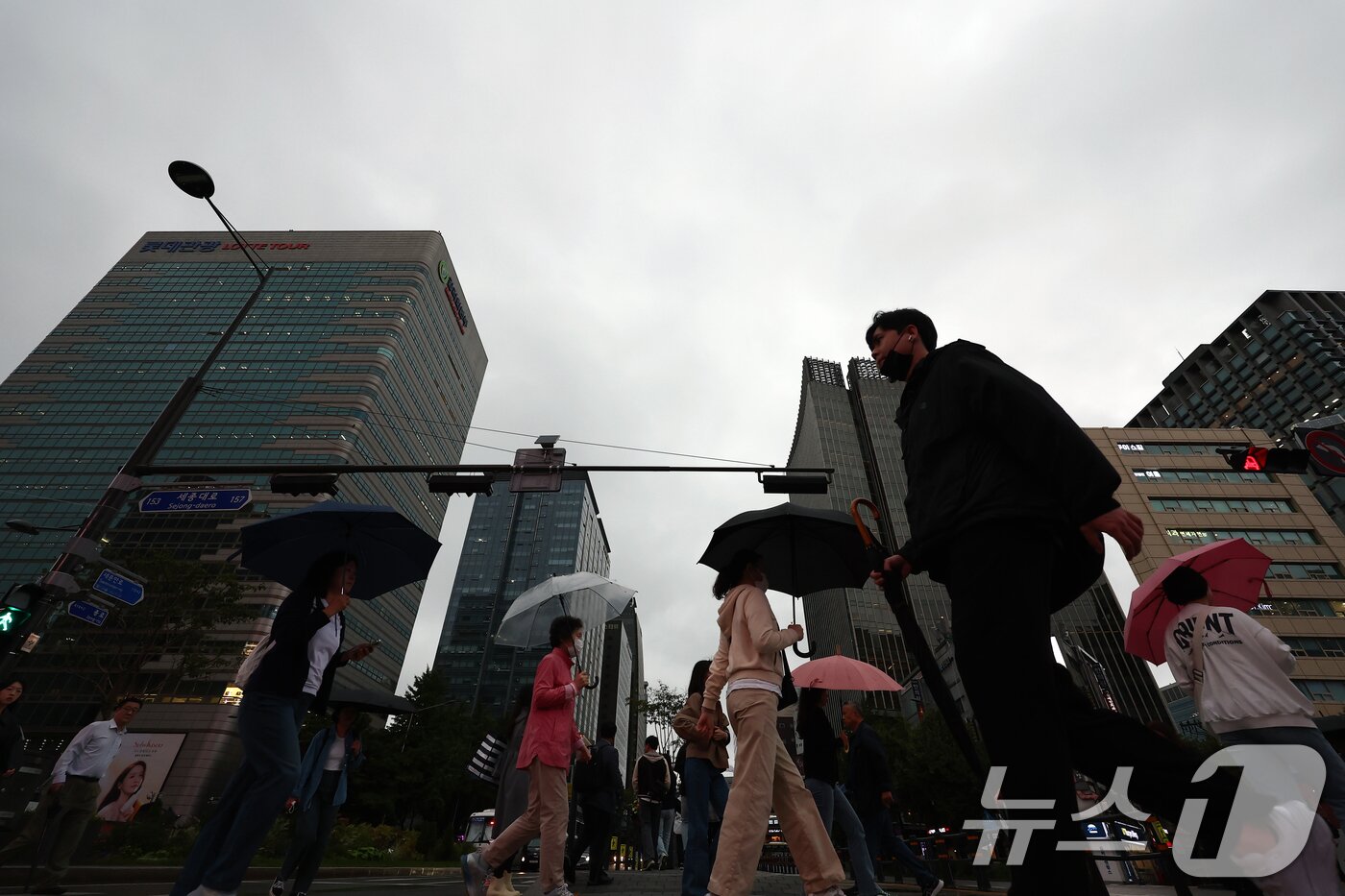 본문 이미지 - 추석 연휴가 끝나고 첫 출근일인 10일 오전 서울 종로구 광화문 사거리에서 시민들이 우산을 쓰고 발걸음을 옮기고 있다. 2025.10.10/뉴스1 ⓒ News1 김민지 기자