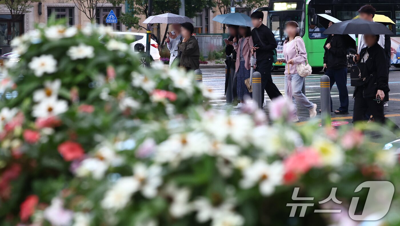 본문 이미지 - 추석 연휴가 끝나고 첫 출근일인 10일 오전 서울 종로구 광화문 사거리에서 시민들이 우산을 쓰고 발걸음을 옮기고 있다. 2025.10.10/뉴스1 ⓒ News1 김민지 기자