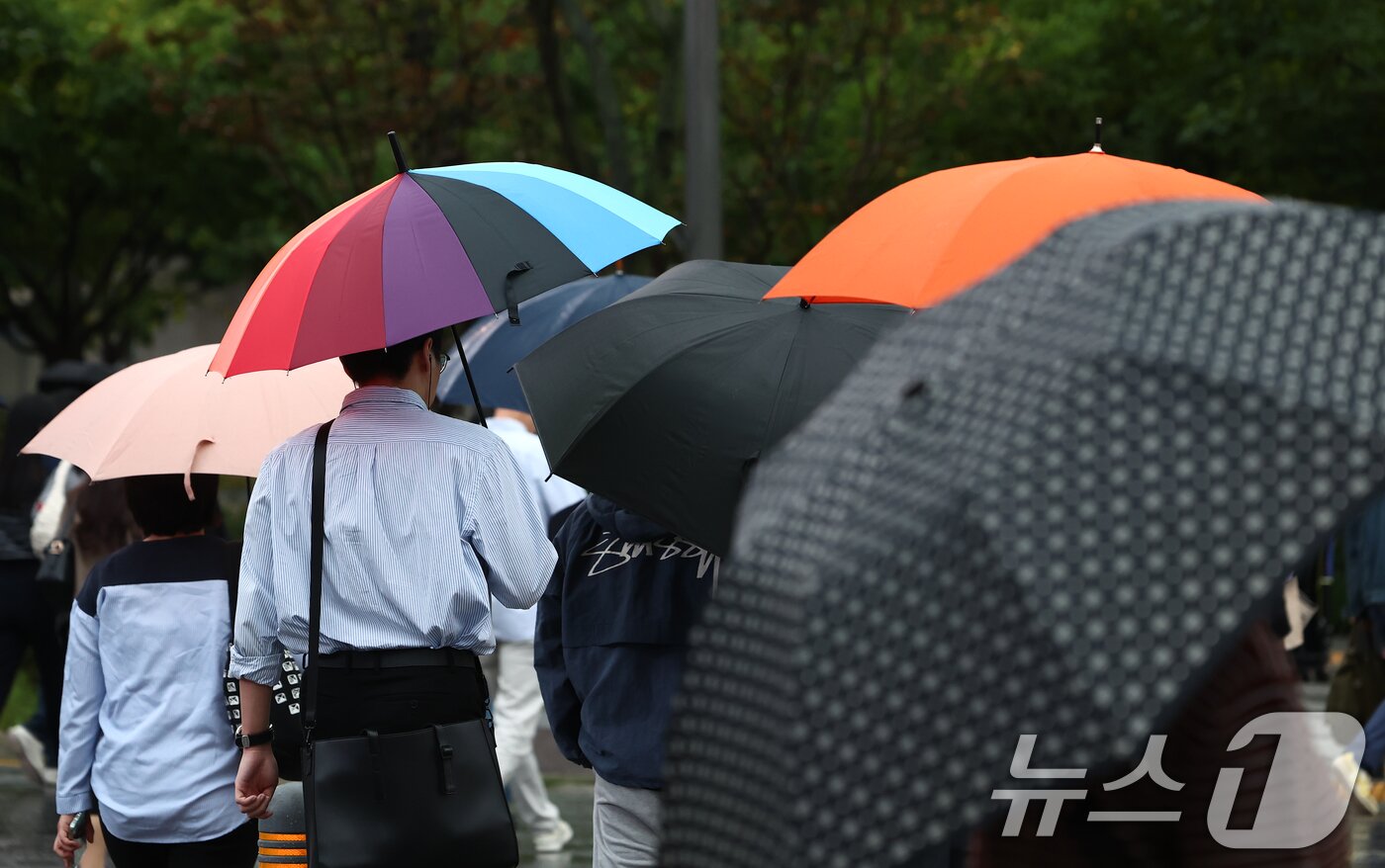본문 이미지 - 추석 연휴가 끝나고 첫 출근일인 10일 오전 서울 종로구 광화문 사거리에서 시민들이 발걸음을 옮기고 있다. 2025.10.10/뉴스1 ⓒ News1 김민지 기자