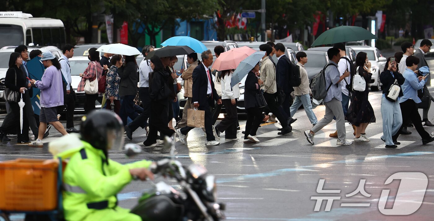 본문 이미지 - 추석 연휴가 끝나고 첫 출근일인 10일 오전 서울 종로구 광화문 사거리에서 시민들이 발걸음을 옮기고 있다. 2025.10.10/뉴스1 ⓒ News1 김민지 기자