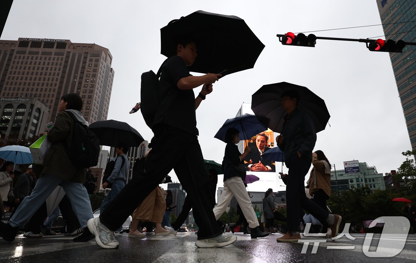 본문 이미지 - 추석 연휴가 끝나고 첫 출근일인 10일 오전 서울 종로구 광화문 사거리에서 시민들이 우산을 쓰고 발걸음을 옮기고 있다. 2025.10.10/뉴스1 ⓒ News1 김민지 기자