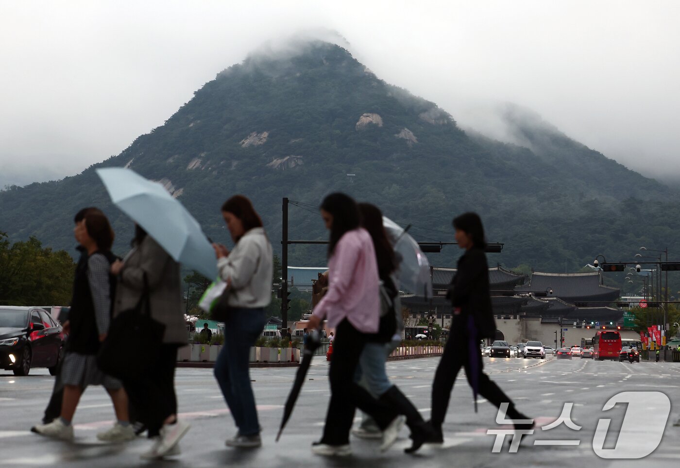 본문 이미지 - 추석 연휴가 끝나고 첫 출근일인 10일 오전 서울 종로구 광화문 사거리에서 시민들이 발걸음을 옮기고 있다. 2025.10.10/뉴스1 ⓒ News1 김민지 기자