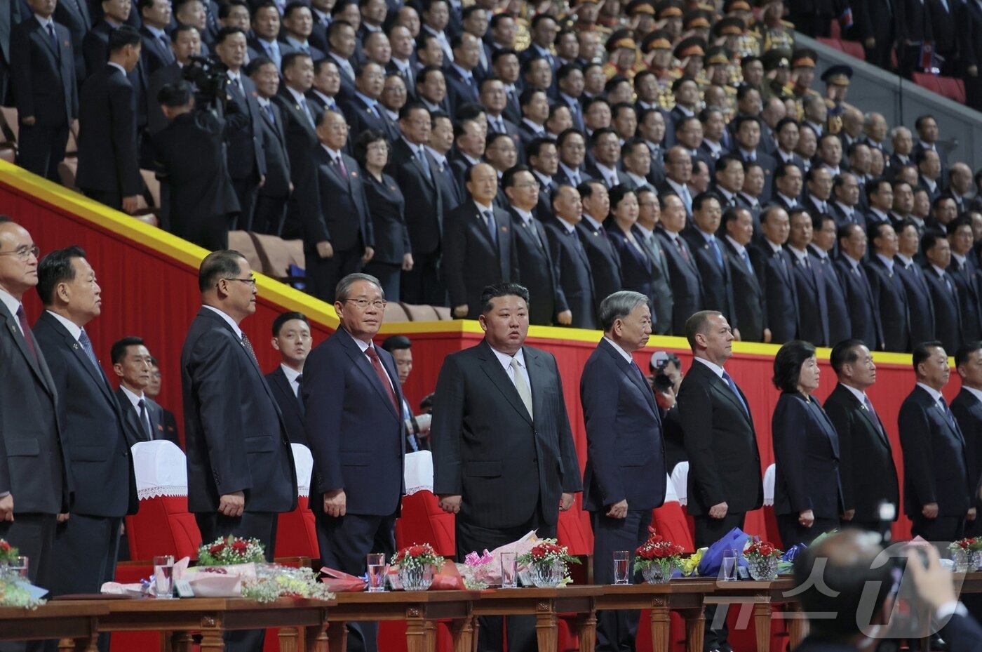 본문 이미지 - &#40;평양 노동신문=뉴스1&#41; = 북한 노동당 기관지 노동신문은 10일 김정은 당 총비서의 참석 아래 당 창건 80주년 경축대회가 지난 9일 저녁 5월1일 경기장에서 성대히 진행됐다고 보도했다. 중국 서열 2위인 리창 국무원 총리, 블라디미르 푸틴 러시아 대통령의 최측근인 드미트리 메드베데프 국가안보회의 부의장, 베트남 권력 서열 1위인 또 럼 베트남공산당 서기장 등이 행사에 참석했다. [국내에서만 사용가능. 재배포 금지. DB 금지. For Use Only in the Republic of Korea. Redistribution Prohibited] rodongphoto@news1.kr