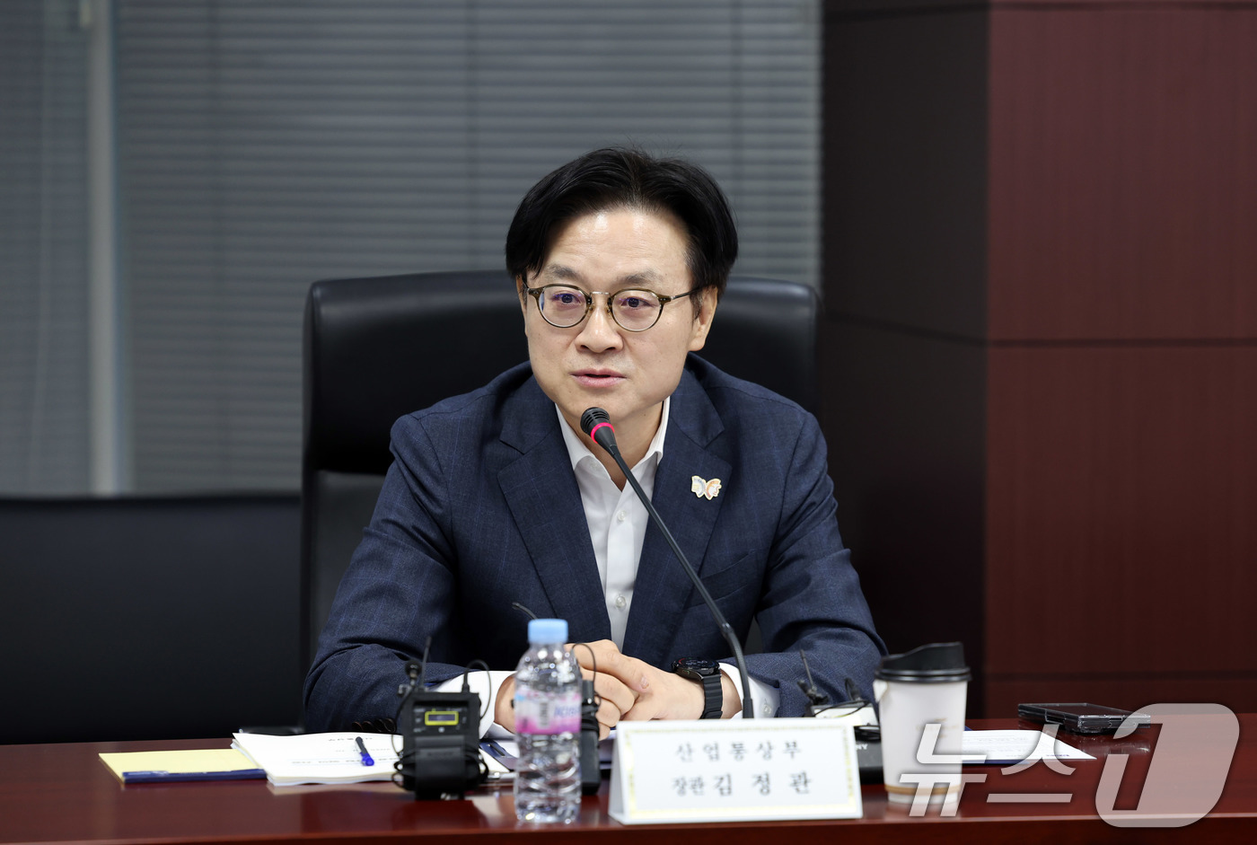 (서울=뉴스1) = 김정관 산업통상자원부 장관이 10일 서울 종로구 한국무역보험공사 대회의실에서 열린 '산업통상부 소관 공공기관장 회의'에 참석해 발언하고 있다. (산업통상자원부 …