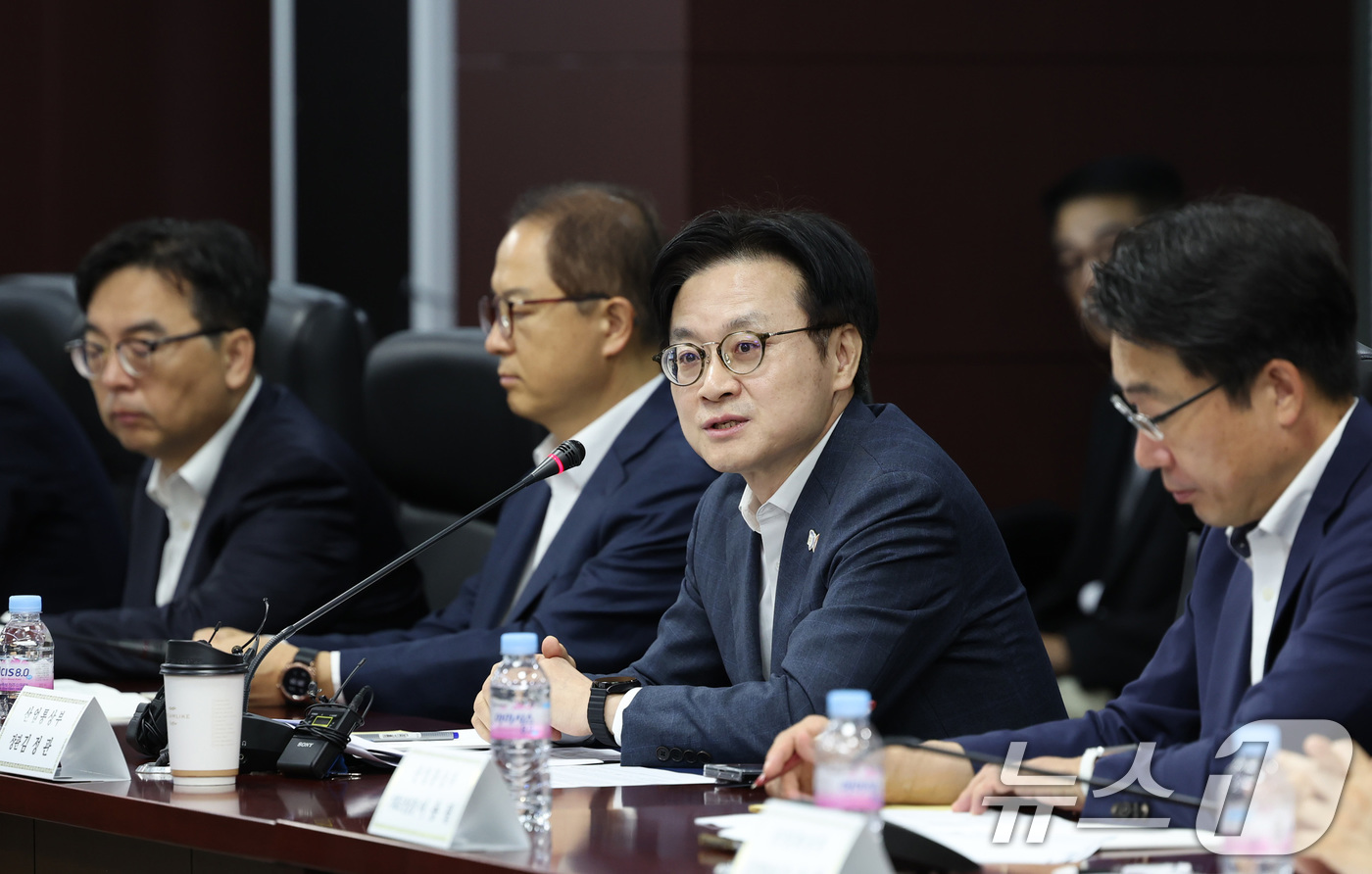 (서울=뉴스1) = 김정관 산업통상자원부 장관이 10일 서울 종로구 한국무역보험공사 대회의실에서 열린 '산업통상부 소관 공공기관장 회의'에 참석해 발언하고 있다. (산업통상자원부 …