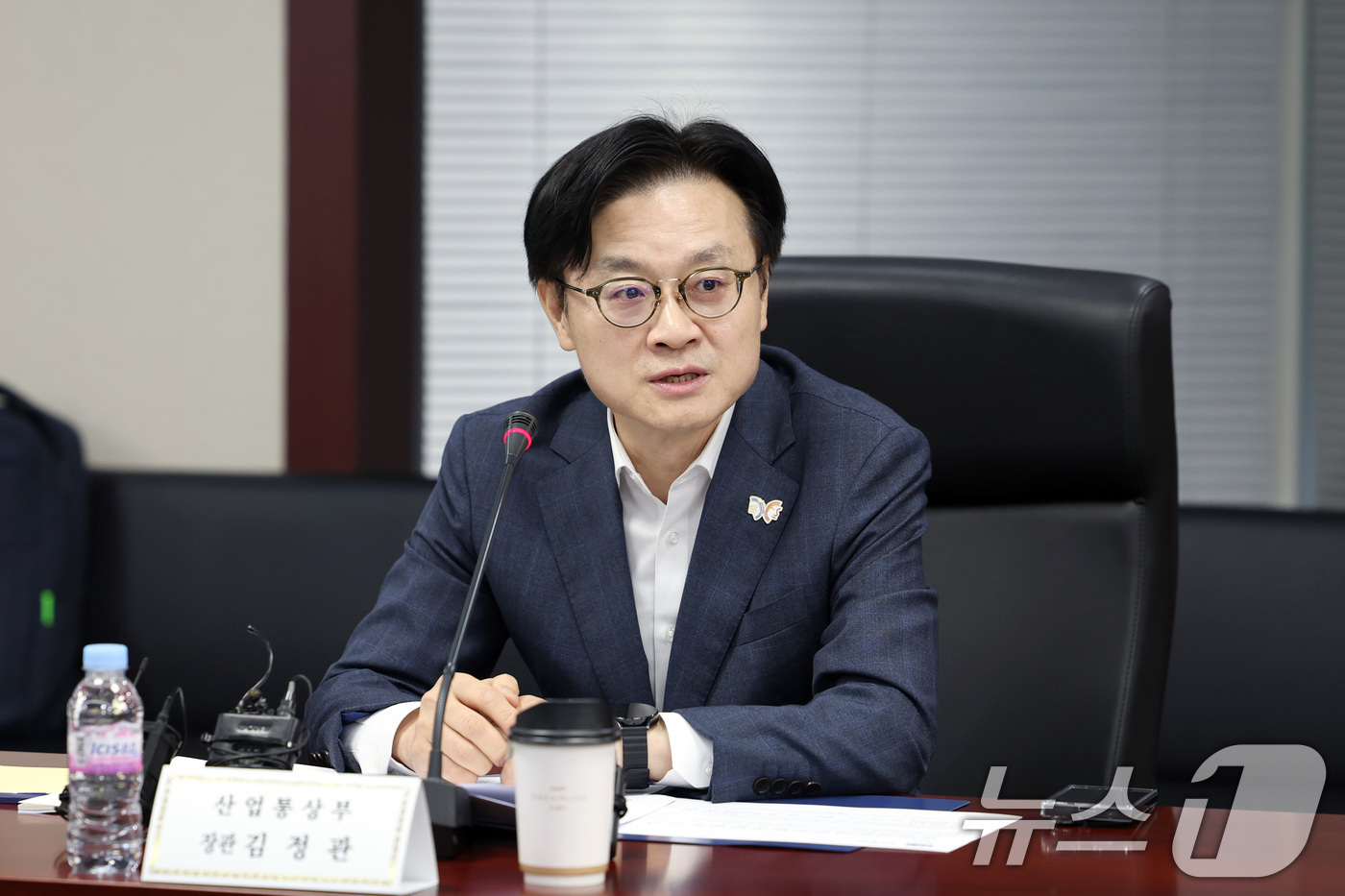 (서울=뉴스1) = 김정관 산업통상자원부 장관이 10일 서울 종로구 한국무역보험공사 대회의실에서 열린 '산업통상부 소관 공공기관장 회의'에 참석해 발언하고 있다. (산업통상자원부 …