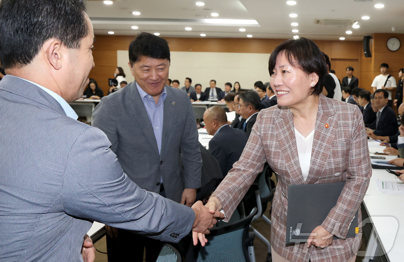 (세종=뉴스1) 김기남 기자 = 송미령 농림축산식품부 장관이 10일 오전 세종시 정부세종청사 농식품부 대회의실에서 농촌진흥청, 산림청 등 관할 외청 및 12개 산하기관 현안과제 및 …