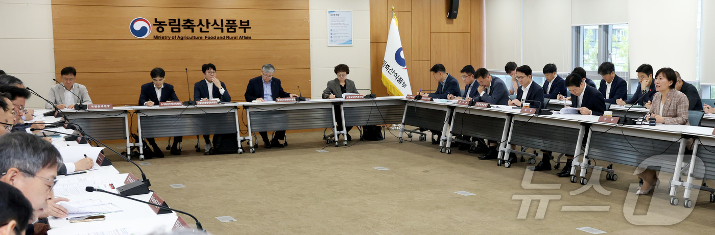 (세종=뉴스1) 김기남 기자 = 송미령 농림축산식품부 장관이 10일 오전 세종시 정부세종청사 농식품부 대회의실에서 농촌진흥청, 산림청 등 관할 외청 및 12개 산하기관 현안과제 및 …