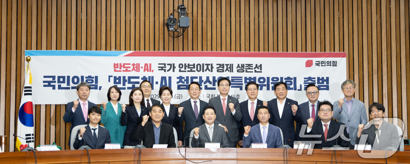 (서울=뉴스1) 이승배 기자 = 장동혁 국민의힘 대표가 10일 서울 여의도 국회에서 열린 '반도체·AI 첨단산업특별위원회' 임명장 수여식에서 송언석 원내대표, 양향자 위원장을 비롯 …