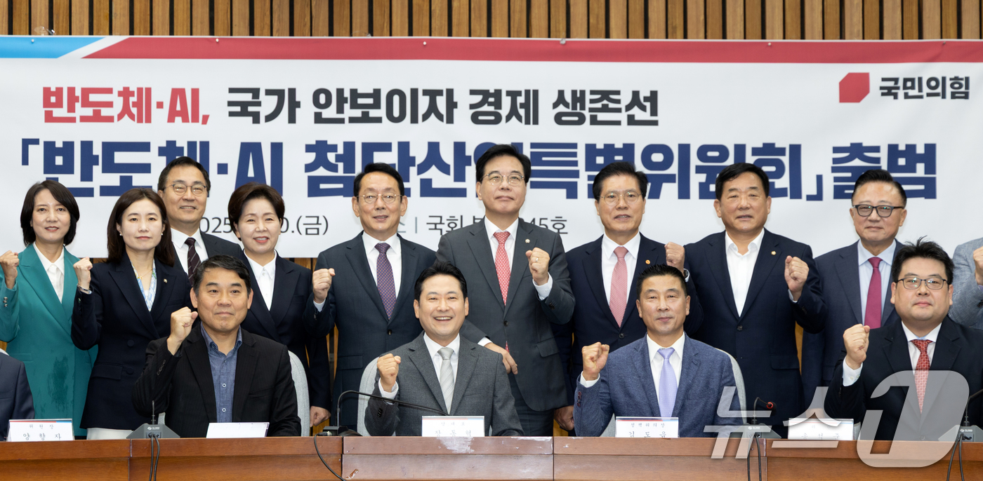 (서울=뉴스1) 이승배 기자 = 장동혁 국민의힘 대표가 10일 서울 여의도 국회에서 열린 '반도체·AI 첨단산업특별위원회' 임명장 수여식에서 송언석 원내대표, 양향자 위원장을 비롯 …