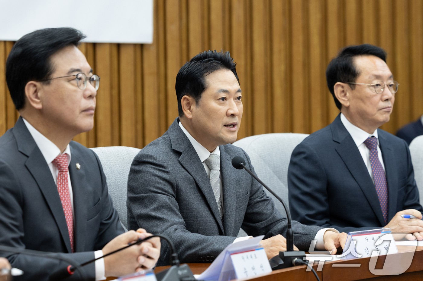 (서울=뉴스1) 이승배 기자 = 장동혁 국민의힘 대표가 10일 서울 여의도 국회에서 열린 '반도체·AI 첨단산업특별위원회' 제1차 전체회의에서 모두발언하고 있다. 2025.10.1 …