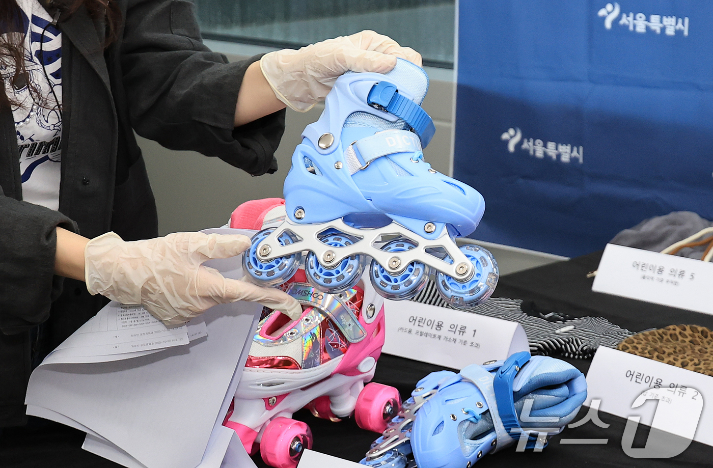 (서울=뉴스1) 이호윤 기자 = 서울시 관계자들이 10일 서울 중구 서울시청에서 해외 온라인 플랫폼 안전성 조사 부적합 제품을 공개하고 있다. 알리익스프레스·테무에서 판매 중인 어 …