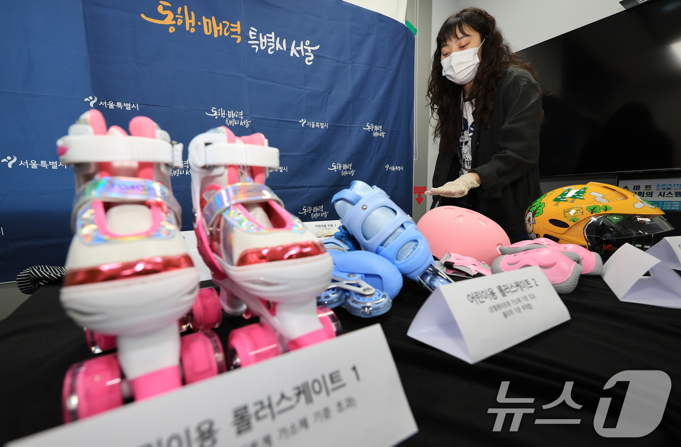 (서울=뉴스1) 이호윤 기자 = 서울시 관계자들이 10일 서울 중구 서울시청에서 해외 온라인 플랫폼 안전성 조사 부적합 제품을 공개하고 있다. 알리익스프레스·테무에서 판매 중인 어 …