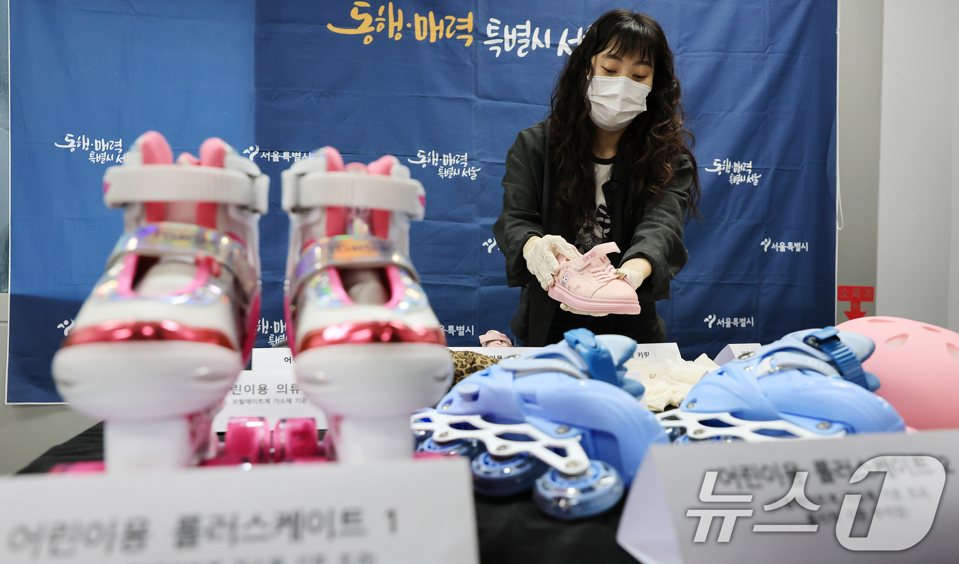 (서울=뉴스1) 이호윤 기자 = 서울시 관계자들이 10일 서울 중구 서울시청에서 해외 온라인 플랫폼 안전성 조사 부적합 제품을 공개하고 있다. 알리익스프레스·테무에서 판매 중인 어 …