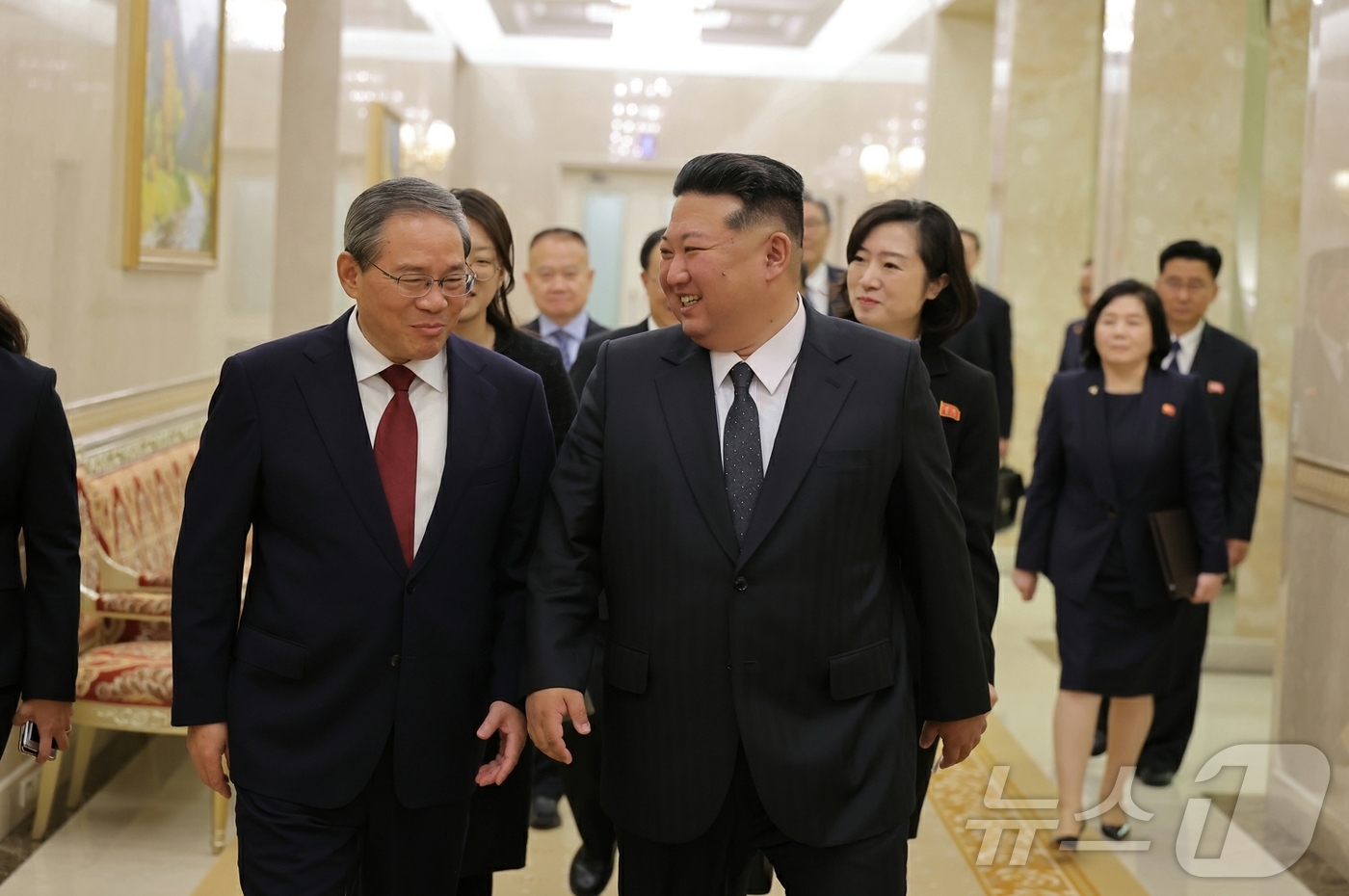 (평양 노동신문=뉴스1) = 북한 노동당 기관지 노동신문은 10일 김정은 당 총비서가 "중국 중화인민공화국 당 및 정부 대표단을 인솔하고 우리 나라를 공식 친선방문하고 있는 중국 …