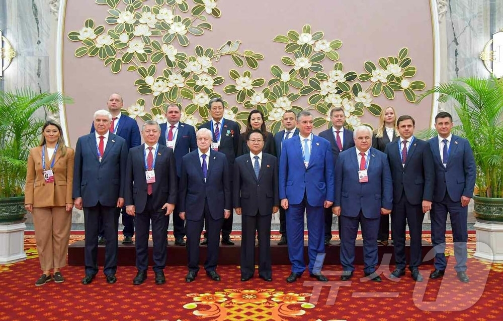 (평양 노동신문=뉴스1) = 북한 노동당 기관지 노동신문은 10일 "조선노동당 중앙위원회 정치국 상무위원회 위원이며 조선민주주의인민공화국 국무위원회 제1부위원장이며 최고인민회의 상 …