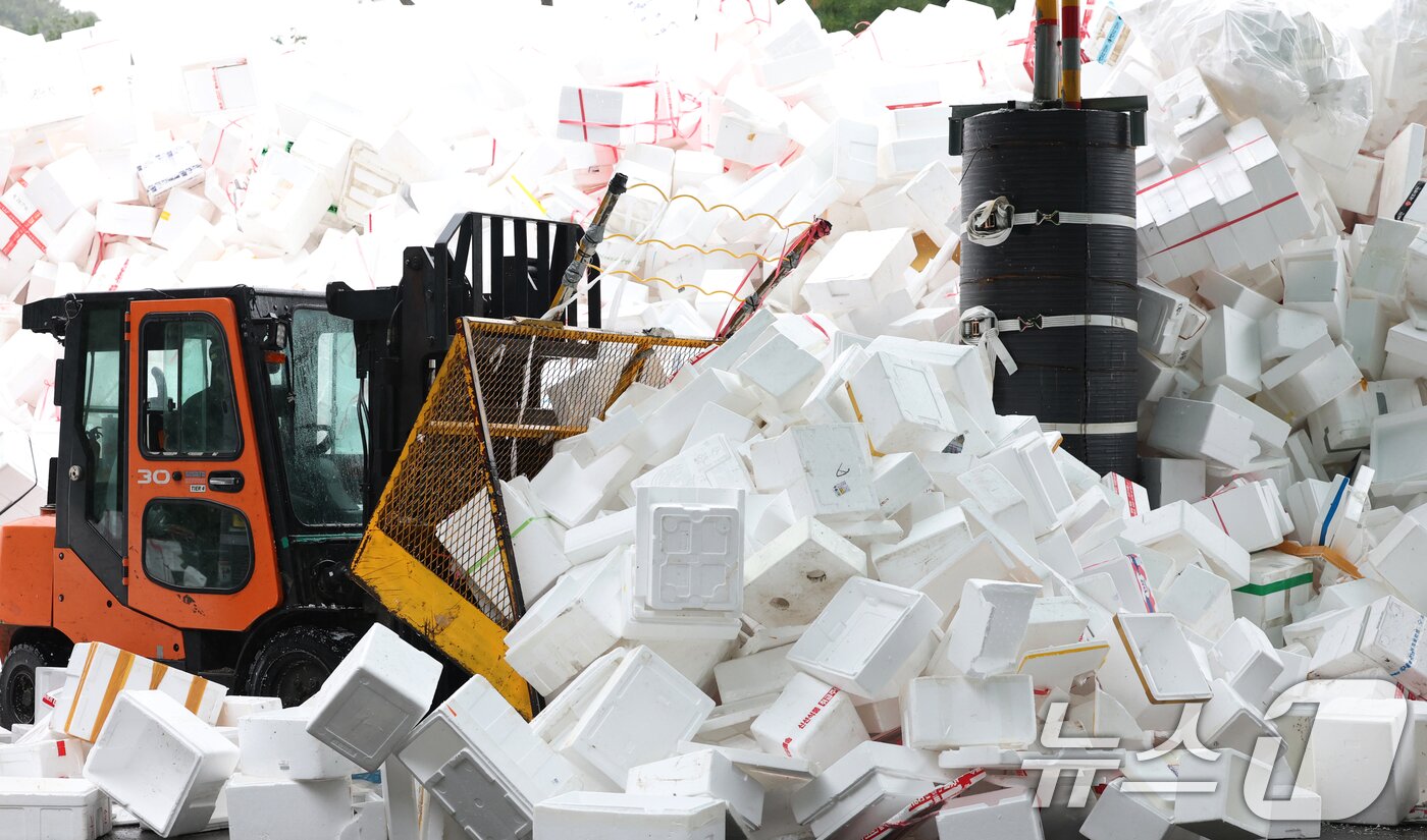 본문 이미지 - 추석 연휴가 끝난 10일 경기 용인시 처인구 이동읍공공재활용센터에서 관계자들이 스티로폼 분류 작업을 하고 있다. 2025.10.10/뉴스1 ⓒ News1 김영운 기자