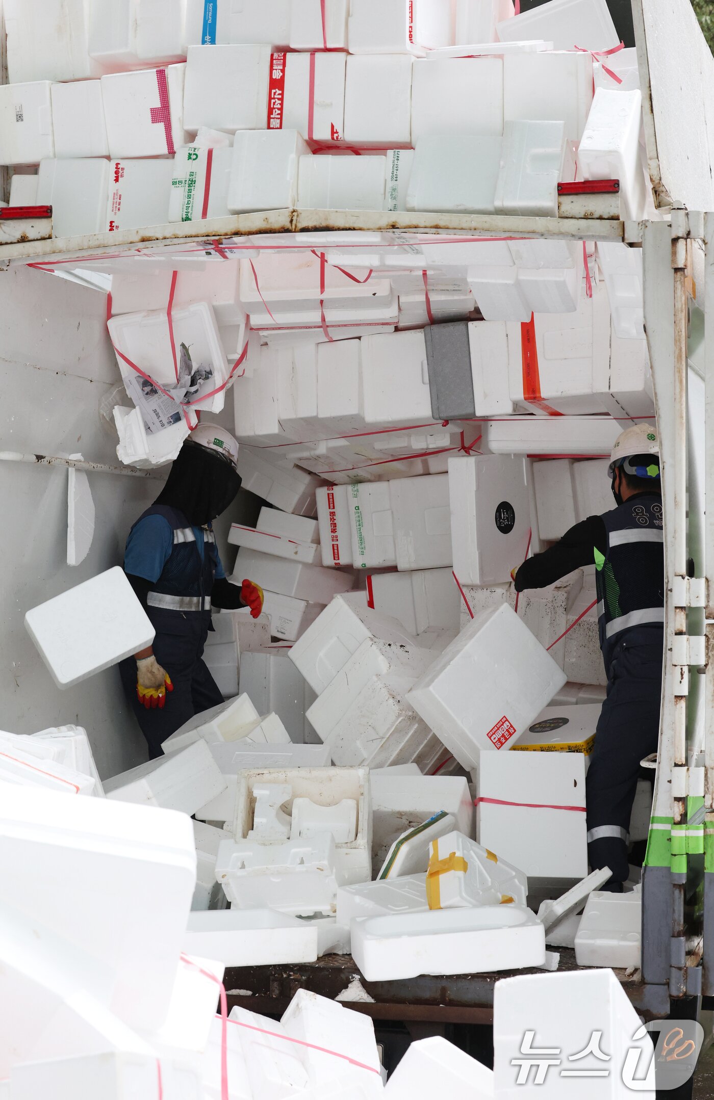 본문 이미지 - 추석 연휴가 끝난 10일 경기 용인시 처인구 이동읍공공재활용센터에서 관계자들이 스티로폼 분류 작업을 하고 있다. 2025.10.10/뉴스1 ⓒ News1 김영운 기자