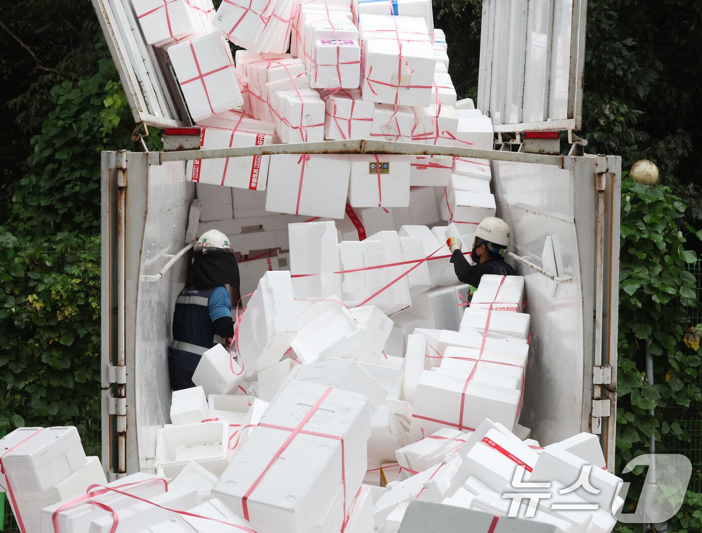본문 이미지 - 추석 연휴가 끝난 10일 경기 용인시 처인구 이동읍공공재활용센터에서 관계자들이 스티로폼 분류 작업을 하고 있다. 2025.10.10/뉴스1 ⓒ News1 김영운 기자