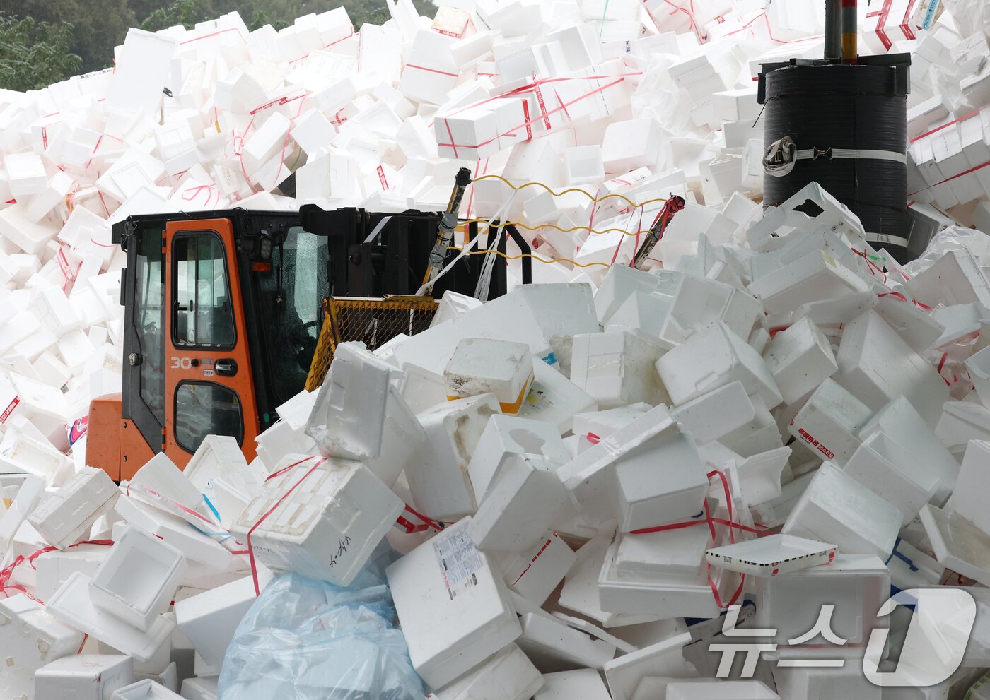 본문 이미지 - 추석 연휴가 끝난 10일 경기 용인시 처인구 이동읍공공재활용센터에서 관계자들이 스티로폼 분류 작업을 하고 있다. 2025.10.10/뉴스1 ⓒ News1 김영운 기자