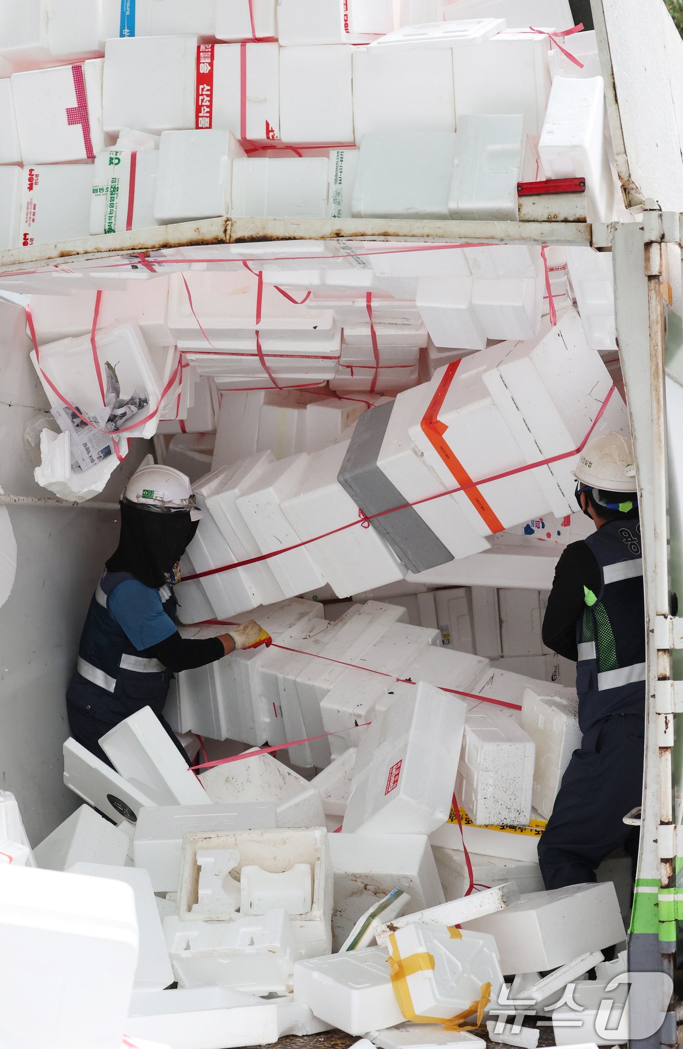 (용인=뉴스1) 김영운 기자 = 추석 연휴가 끝난 10일 경기 용인시 처인구 이동읍공공재활용센터에서 관계자들이 스티로폼 분류 작업을 하고 있다. 2025.10.10/뉴스1