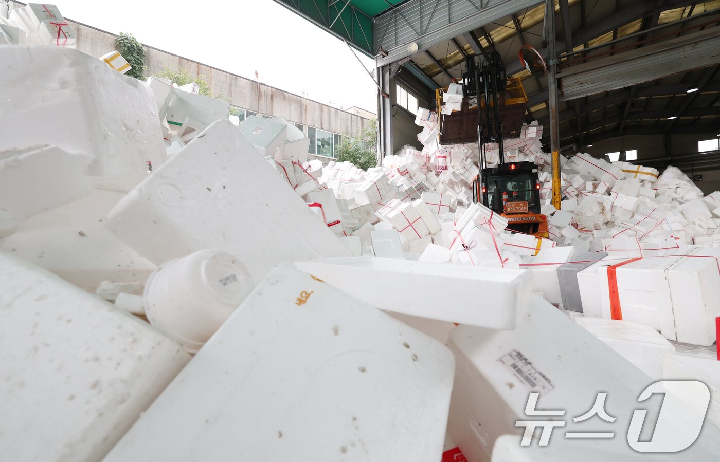 본문 이미지 - 추석 연휴가 끝난 10일 경기 용인시 처인구 이동읍공공재활용센터에서 관계자들이 스티로폼 분류 작업을 하고 있다. 2025.10.10/뉴스1 ⓒ News1 김영운 기자