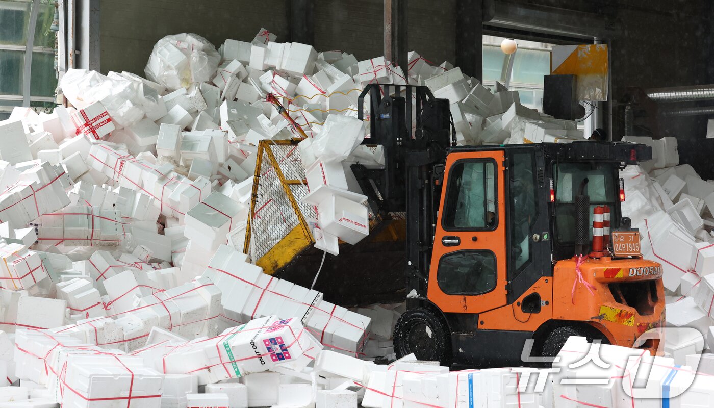본문 이미지 - 추석 연휴가 끝난 10일 경기 용인시 처인구 이동읍공공재활용센터에서 관계자들이 스티로폼 분류 작업을 하고 있다. 2025.10.10/뉴스1 ⓒ News1 김영운 기자