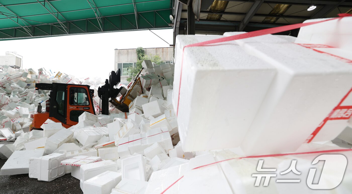 본문 이미지 - 추석 연휴가 끝난 10일 경기 용인시 처인구 이동읍공공재활용센터에서 관계자들이 스티로폼 분류 작업을 하고 있다. 2025.10.10/뉴스1 ⓒ News1 김영운 기자