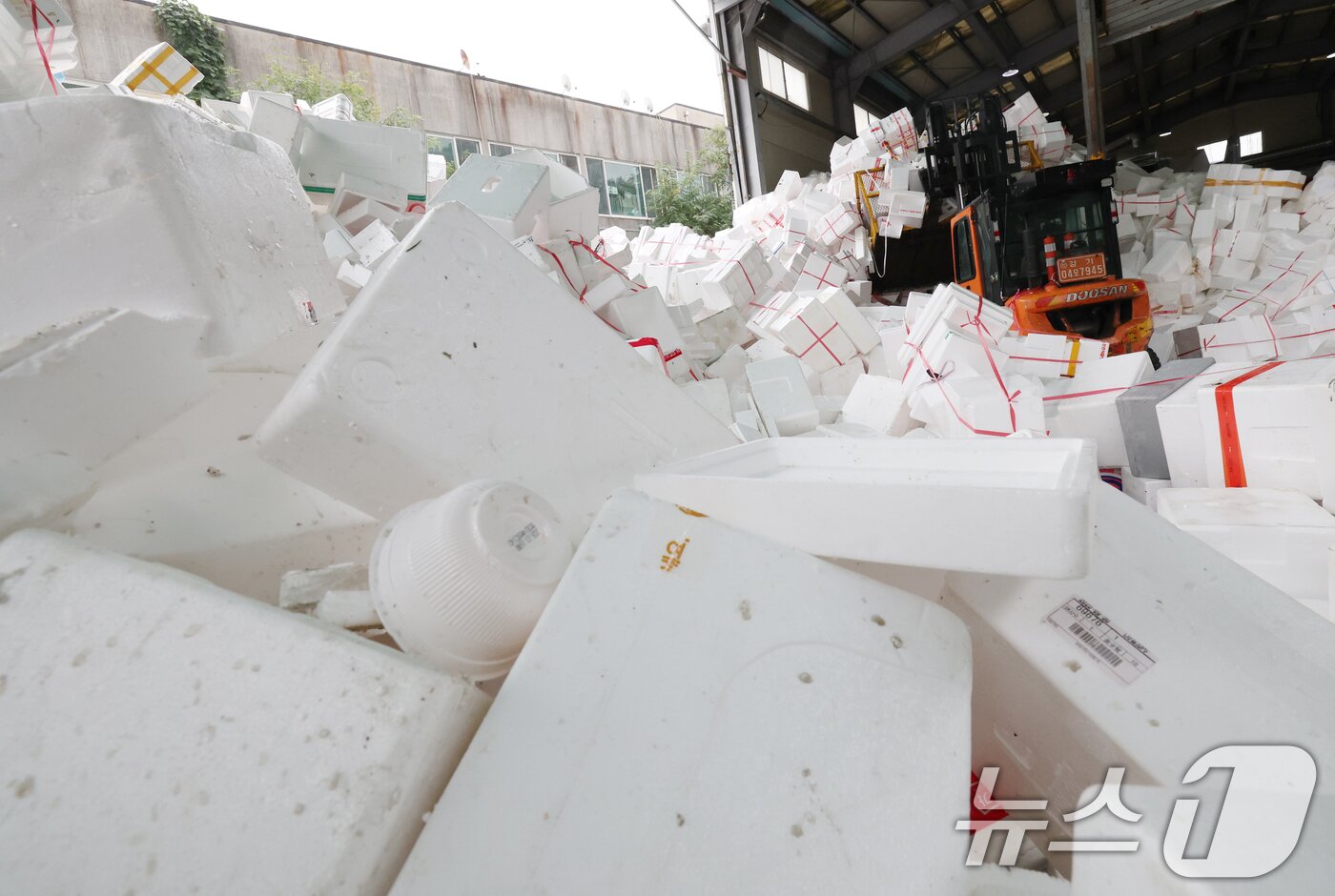 본문 이미지 - 추석 연휴가 끝난 10일 경기 용인시 처인구 이동읍공공재활용센터에서 관계자들이 스티로폼 분류 작업을 하고 있다. 2025.10.10/뉴스1 ⓒ News1 김영운 기자