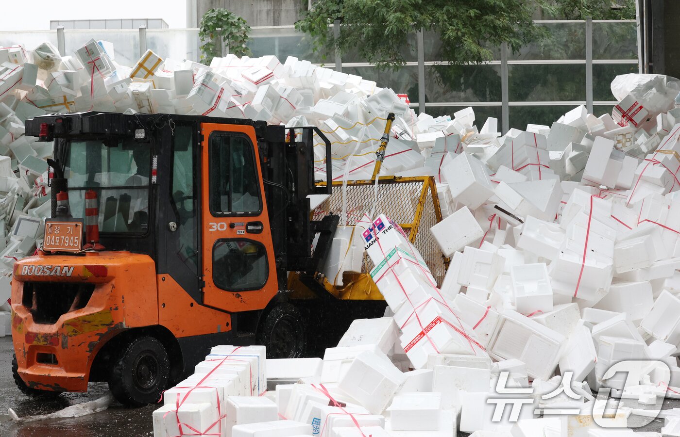 본문 이미지 - 추석 연휴가 끝난 10일 경기 용인시 처인구 이동읍공공재활용센터에서 관계자들이 스티로폼 분류 작업을 하고 있다. 2025.10.10/뉴스1 ⓒ News1 김영운 기자