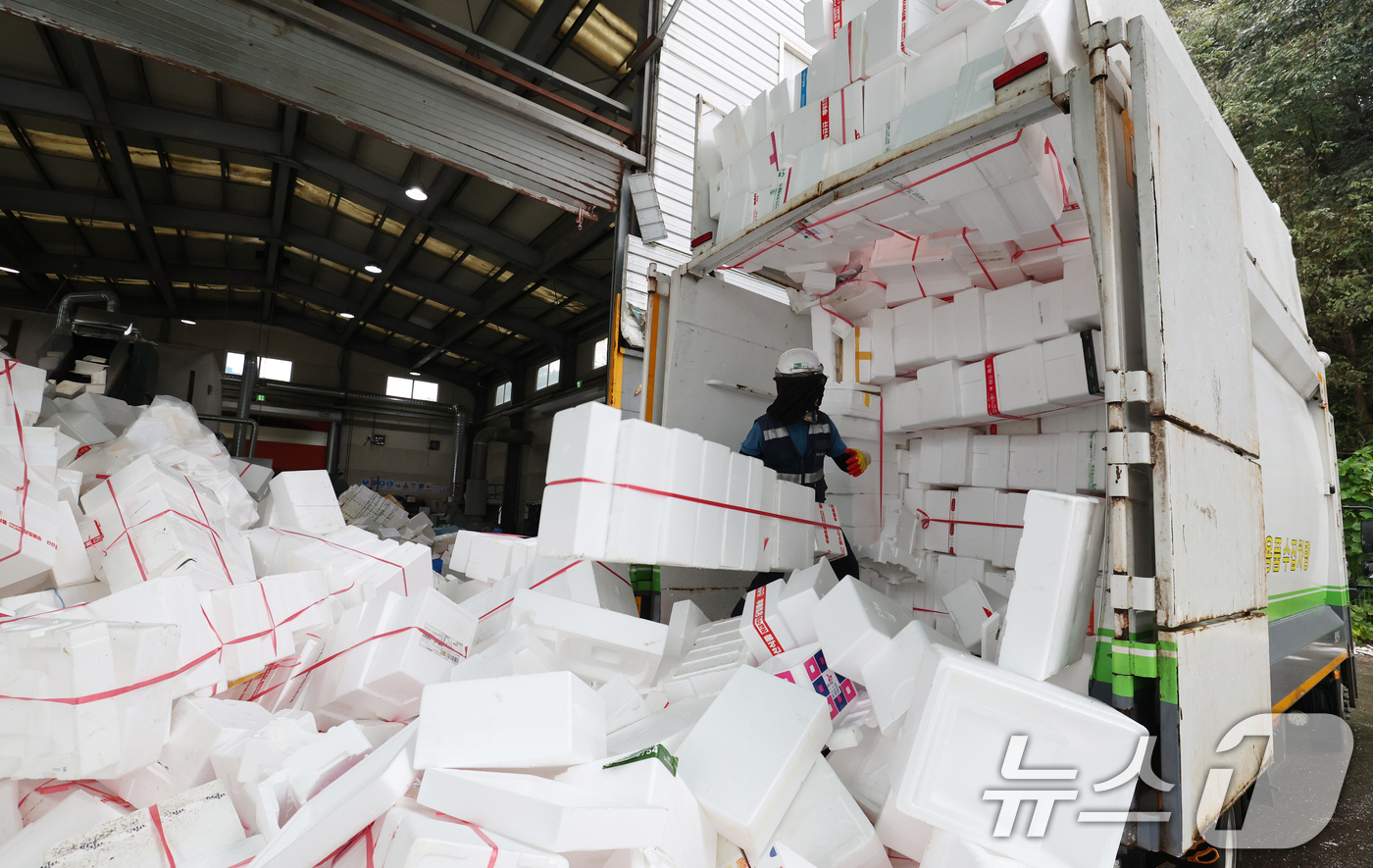(용인=뉴스1) 김영운 기자 = 추석 연휴가 끝난 10일 경기 용인시 처인구 이동읍공공재활용센터에서 관계자들이 스티로폼 분류 작업을 하고 있다. 2025.10.10/뉴스1