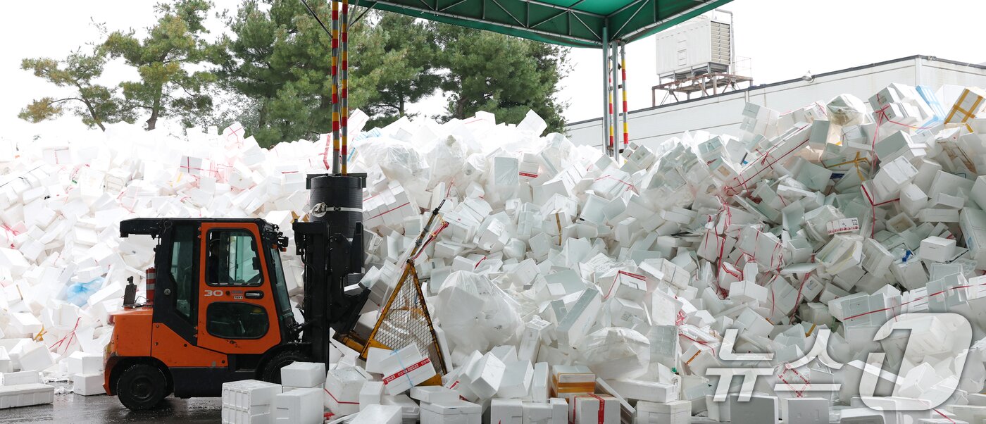 본문 이미지 - 추석 연휴가 끝난 10일 경기 용인시 처인구 이동읍공공재활용센터에서 관계자들이 스티로폼 분류 작업을 하고 있다. 2025.10.10/뉴스1 ⓒ News1 김영운 기자