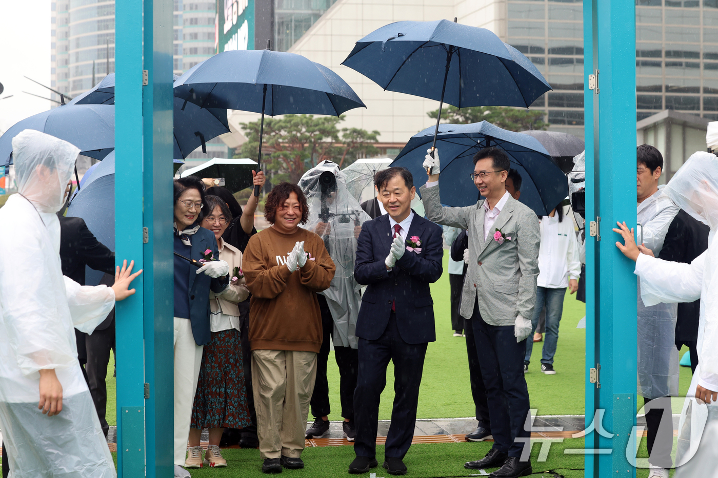 (서울=뉴스1) 황기선 기자 = 이형훈 보건복지부 제2차관이 10일 오전 서울 강남구 코엑스 야외광장에서 열린 '정신건강의 날 기념 마주해요! 대국민 캠페인' 개회식에서 '연결의 …