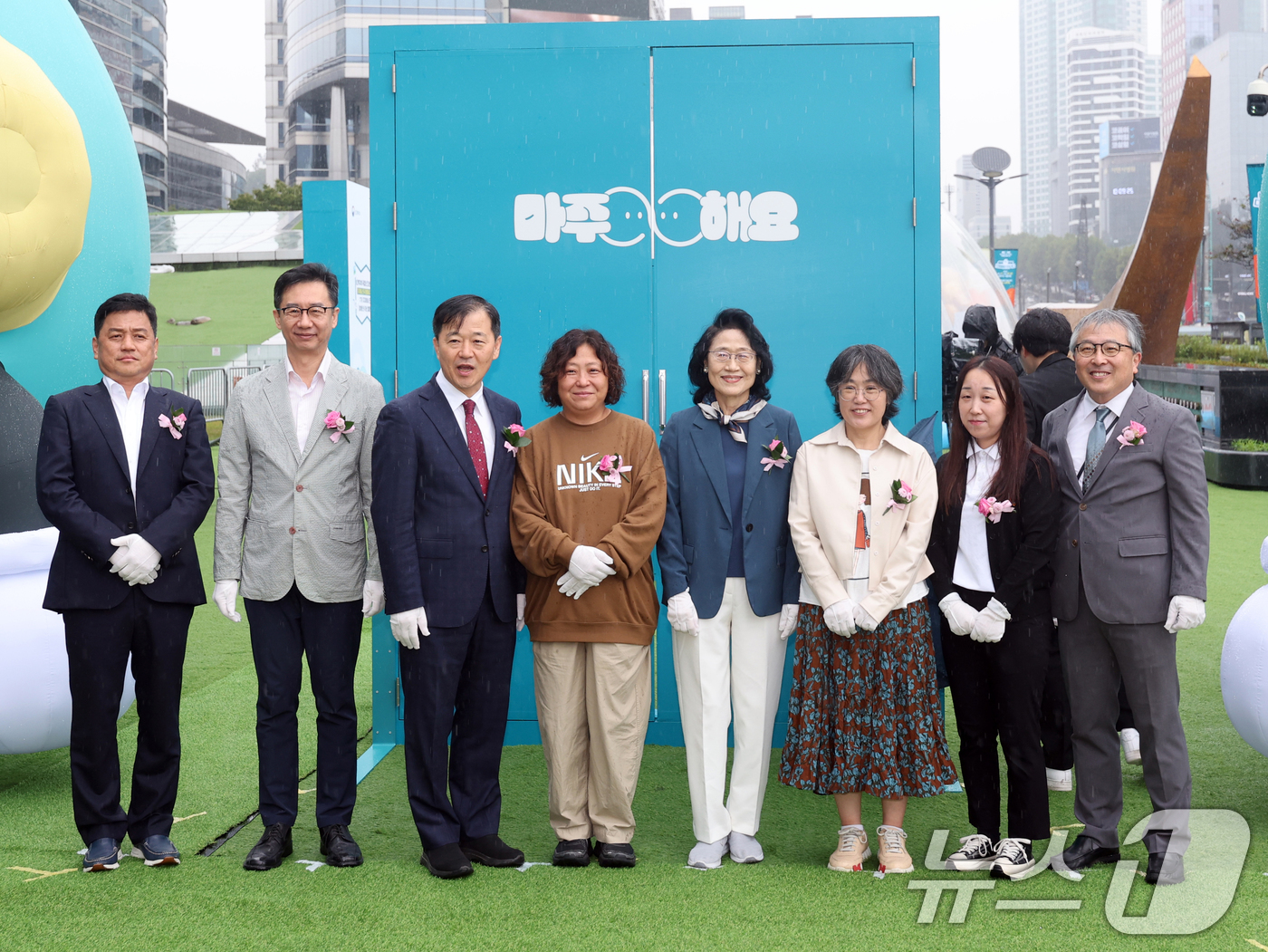 (서울=뉴스1) 황기선 기자 = 이형훈 보건복지부 제2차관이 10일 오전 서울 강남구 코엑스 야외광장에서 열린 '정신건강의 날 기념 마주해요! 대국민 캠페인' 개회식에서 '연결의 …