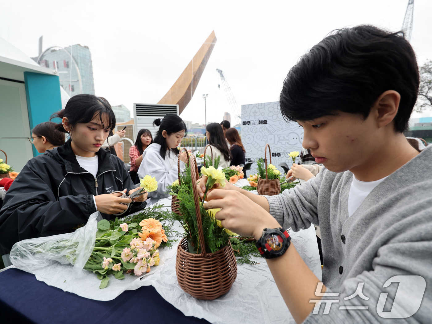 (서울=뉴스1) 황기선 기자 = 10일 오전 서울 강남구 코엑스 야외광장에서 열린 '정신건강의 날 기념 마주해요! 대국민 캠페인'에서 플라워 클래스 참석자들이 꽃꽃이를 하고 있다. …