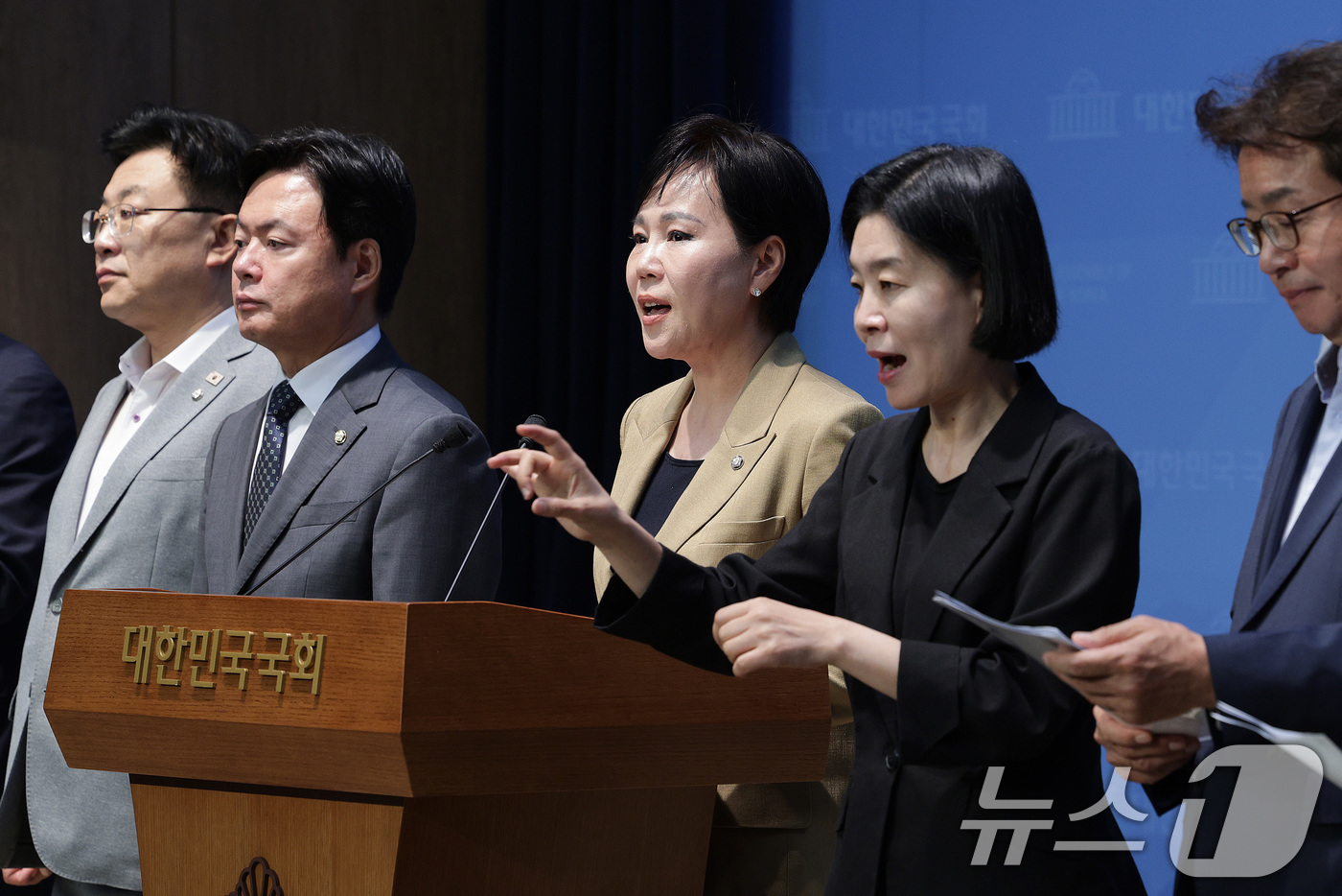 (서울=뉴스1) 신웅수 기자 = 전현희 위원장을 비롯한 더불어민주당 3대특검 대응 특별위원회 위원들이 10일 서울 여의도 국회 소통관에서 오세훈 서울시장의 불법 혐의를 수사할 것을 …